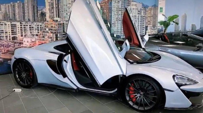 Nahitan Nández ya tiene auto en Italia: compró un McLaren 650