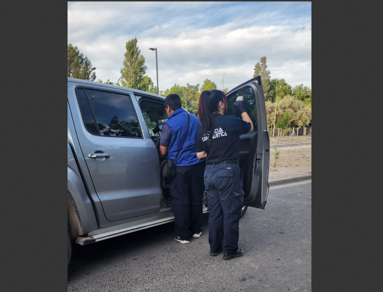 Peritos de Criminalística buscan rastros en la Amarok secuestrada este viernes. Peritos de Criminalística buscan rastros en la Amarok secuestrada este viernes.