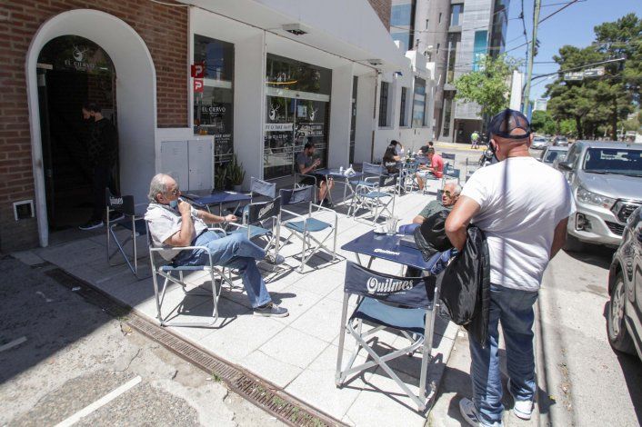 Los bares y restaurantes pueden abrir hasta las 14.30 los domingo.