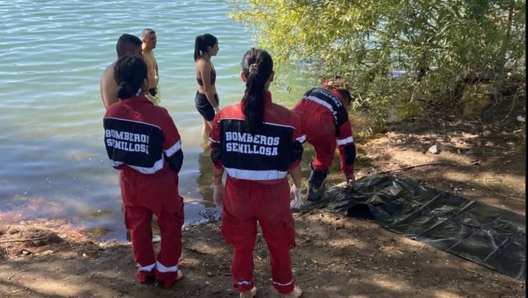 Bomberos de Senillosa participaron del operativo de rescate del cuerpo / Foto Gentileza