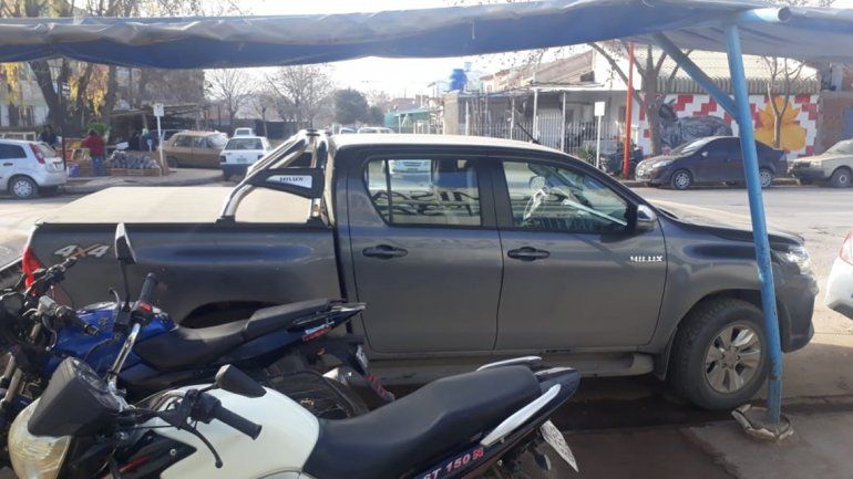 Dejó la camioneta en marcha, pasó un ladrón y se la robó