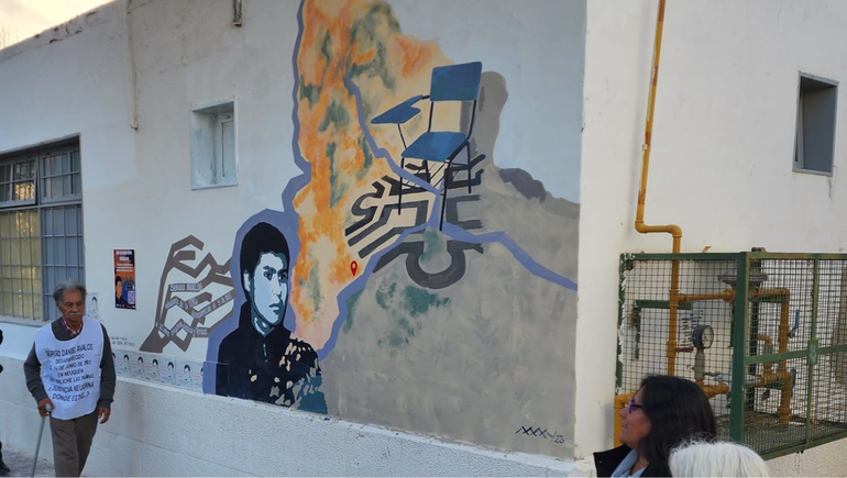 Mural en homenaje a Sergio Ávalos en la sede central de la UNCo.