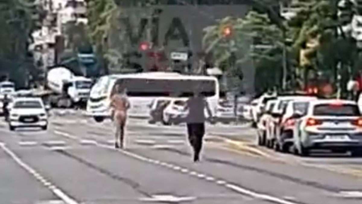 Video salió a correr desnudo y provocó un caos de tránsito