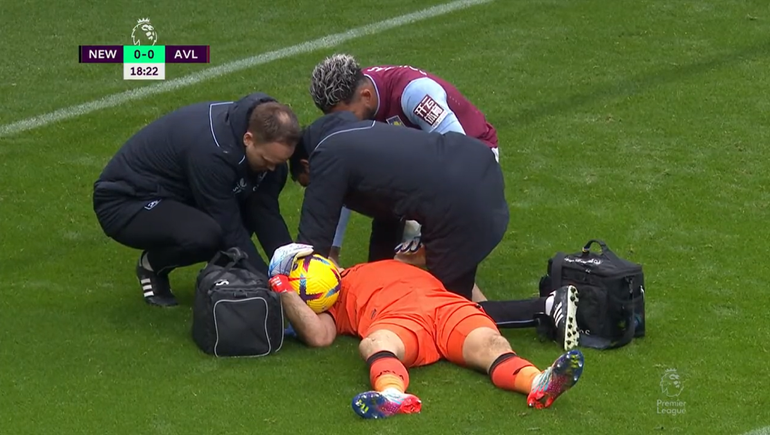 Alarma en la Selección: Dibu Martínez sufrió un duro golpe en la cabeza que lo sacó de la cancha
