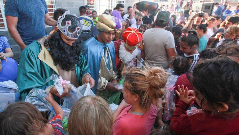 Los Reyes Magos coparon 7 de Mayo y llenaron de juguetes a los niños