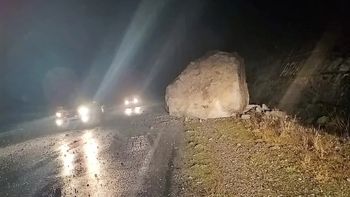 Cayó una roca sobre la Ruta 40, en Chubut. Cayó una roca sobre la Ruta 40, en Chubut.