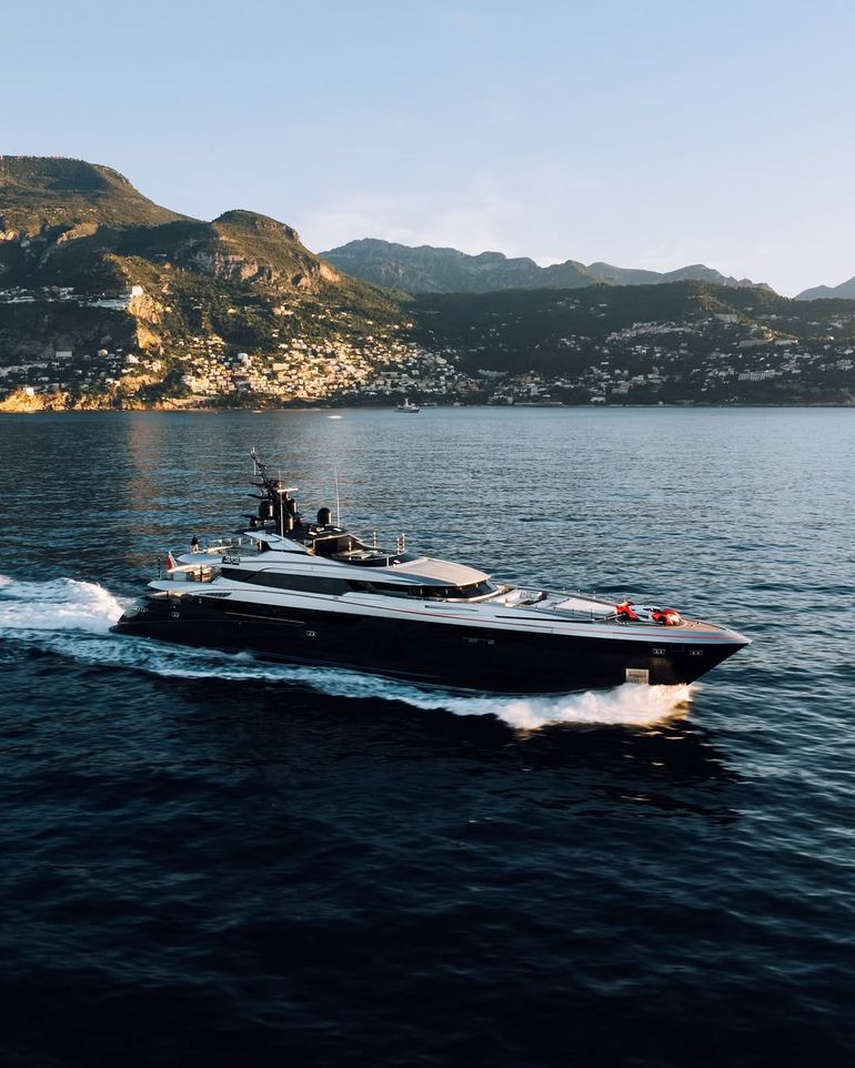 El Sarastar es un yate de 35 millones de euros. (foto: Instagram @tomclaeren) El Sarastar es un yate de 35 millones de euros. (foto: Instagram @tomclaeren)