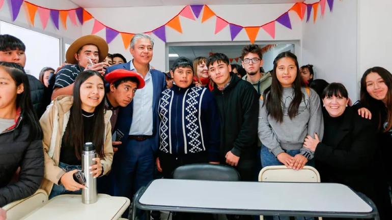 El gobernador Rolando Figueroa junto a estudiantes de Los Miches.