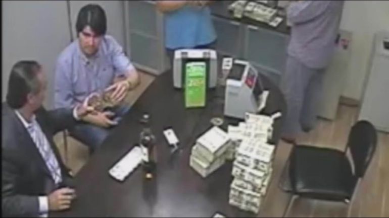 El hijo de Lázaro Báez, Martín, contando plata en La Rosadita. El hijo de Lázaro Báez, Martín, contando plata en La Rosadita.