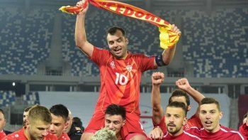 tiene 37 anos y clasifico a su seleccion por primera vez a una eurocopa tiene 37 anos y clasifico a su seleccion por primera vez a una eurocopa