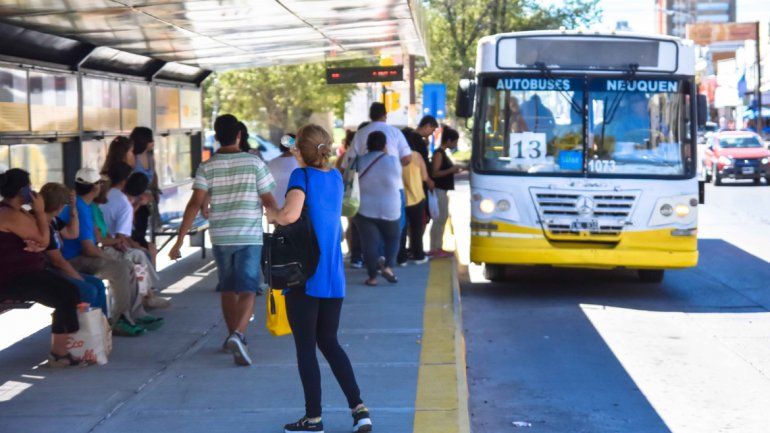 Mucha gente joven utiliza el transporte público. Con el beneficio a los estudiantes