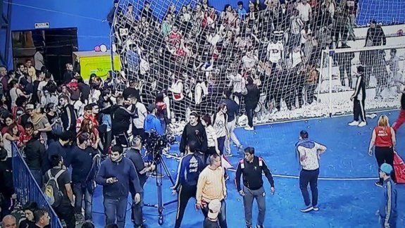 Barrabravas ingresaron a las piñas en un estadio de futsal