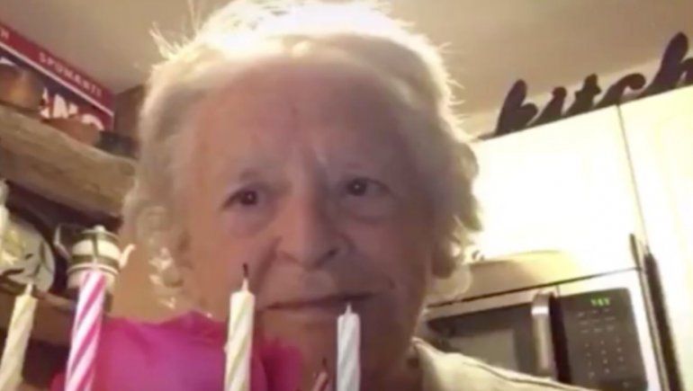 TikTok: abuelita celebró sola su cumpleaños y se volvió viral