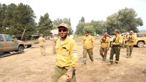 Unas 800 personas combaten el fuego que se complicó por los vientos