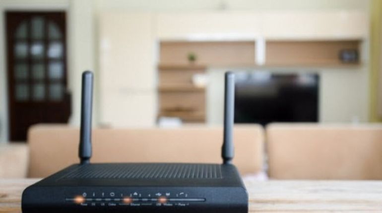 El truco de colocar una moneda sobre el router se volvió viral como forma de mejorar el Wi-Fi El truco de colocar una moneda sobre el router se volvió viral como forma de mejorar el Wi-Fi