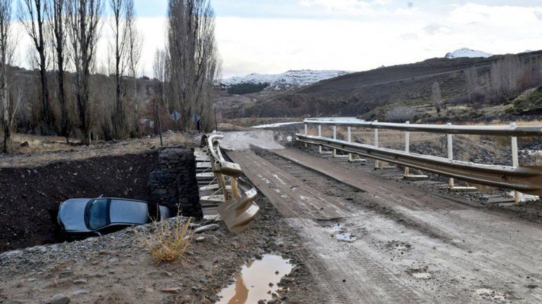 Se despistó de la ruta y terminó abajo del puente con su auto: nadie sabe dónde está el conductor