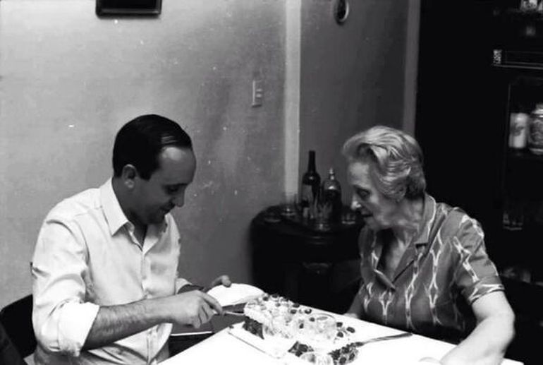 Jorge Bergoglio junto a su madre, Regina María Sívori, compartiendo un pastel. Jorge Bergoglio junto a su madre, Regina María Sívori, compartiendo un pastel.