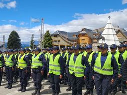 El operativo de seguridad estival contempla la incorporación de 348 agentes policiales, de los cuales 153 cumplirán funciones en Bariloche y El Bolsón. El operativo de seguridad estival contempla la incorporación de 348 agentes policiales, de los cuales 153 cumplirán funciones en Bariloche y El Bolsón.