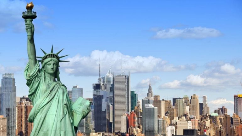 Francia le regaló a Estados Unidos la Estatua de la Libertad para celebrar la amistad que mantuvieron durante la Revolución Americana. 