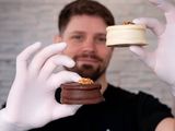 El joven rionegrino con los alfajores patagónicos que instaló en Europa.