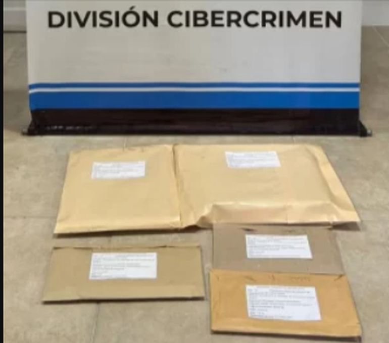 En el allanamiento en la casa del menor, la policía de Santa Cruz secuestró una notebook, una tablet, teléfonos celulares, tarjetas SIM y una consola de videojuegos con conexión a internet. En el allanamiento en la casa del menor, la policía de Santa Cruz secuestró una notebook, una tablet, teléfonos celulares, tarjetas SIM y una consola de videojuegos con conexión a internet.