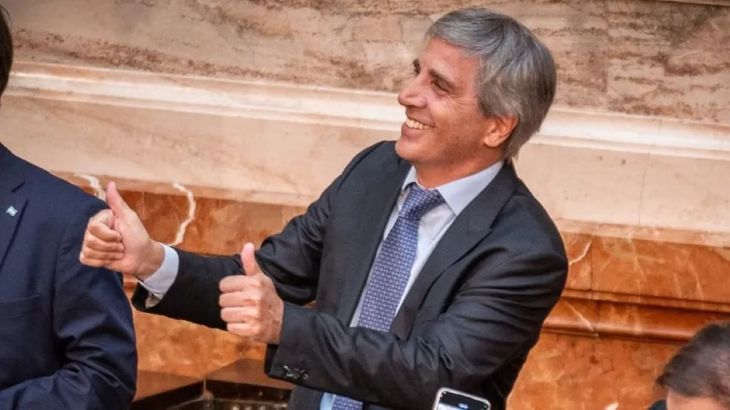 El ministro Caputo cerró una semana favorable en el plano financiero, pero la economía cotidiana mostró que el camino hacia la recuperación sigue siendo incierto.