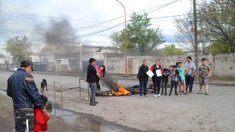 Días atrás los vecinos sufrieron un corte en la provisión de luz. También fueron informados de que serán desalojados. Por todo eso