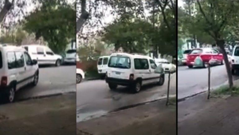 Intentó estacionar tres veces en una cuadra vacía y se fue