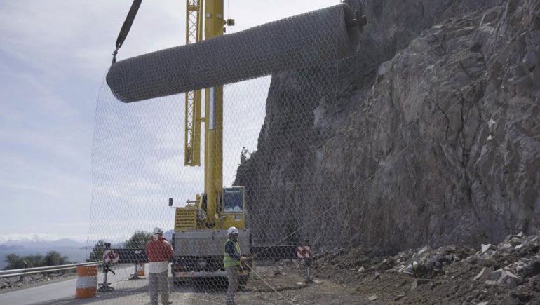 Iniciaron las tareas para colocar la contención en la ladera del brazo Huemul
