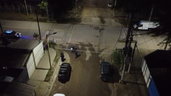 un joven de 17 anos fue asesinado en medio de un tiroteo en confluencia: vecinos enfrentaron a la policia