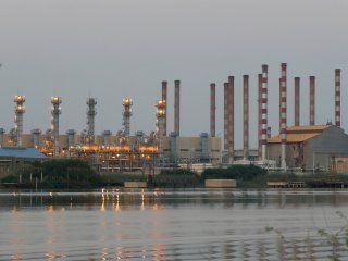 Imagen de archivo de una vista general de la refinería de petróleo Abadan en el suroeste de Irán, fotografiada desde el lado iraquí del río Shatt al-Arab en Al-Faw al sur de Basora, Irak. 21 de