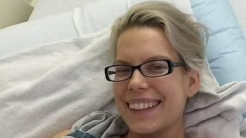 Molly Kochan en la camilla del hospital, mientras transita su cáncer. Molly Kochan en la camilla del hospital, mientras transita su cáncer.