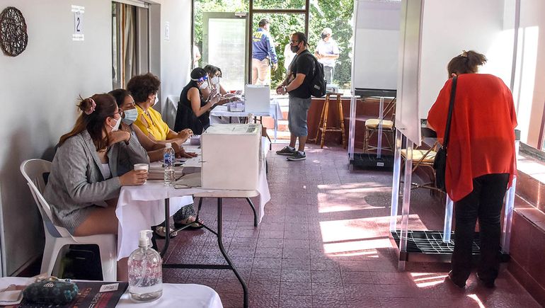 Cerca de 2 mil chilenos podrán votar a favor o en contra de la nueva Constitución