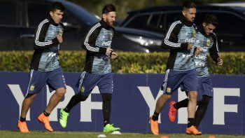 Acuña y Messi, en una convocatoria anterior. Acuña y Messi, en una convocatoria anterior.