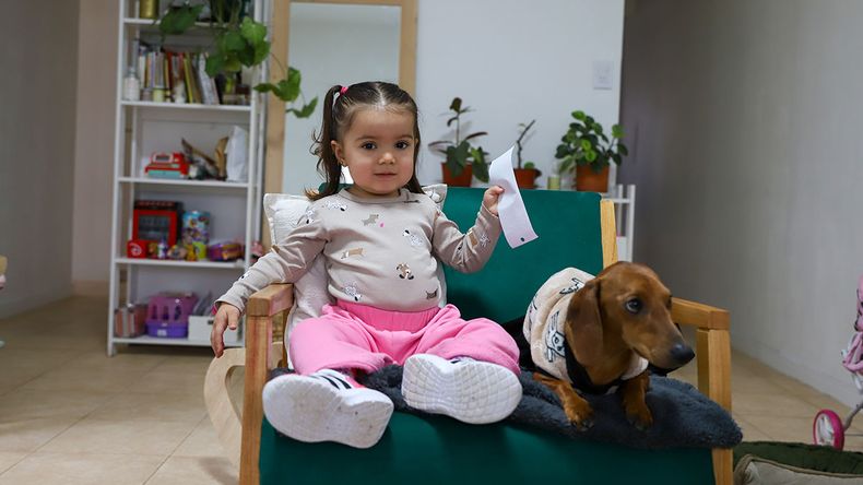 Tiene 2 años y ya rescata animales: la historia de Alba, la proteccionista más pequeña de Neuquén