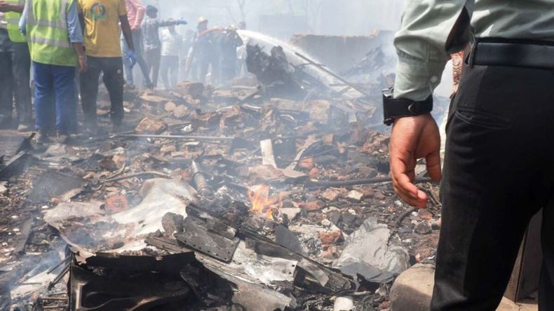 Milagro en la tragedia de la India: encontraron un sobreviviente en un asiento del avión