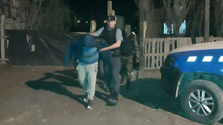 Cuatro detenidos con droga, armas y municiones en dos allanamientos en Cuenca XV