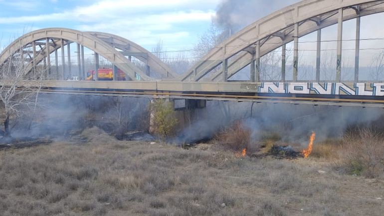 El incendio de pastizales debajo del viejo puente carretero / Foto Gentileza