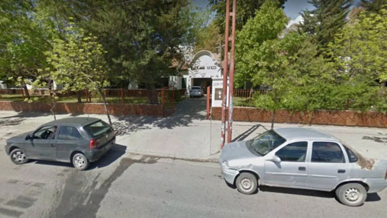 Pelea de bandas en un patio escolar en pleno recreo