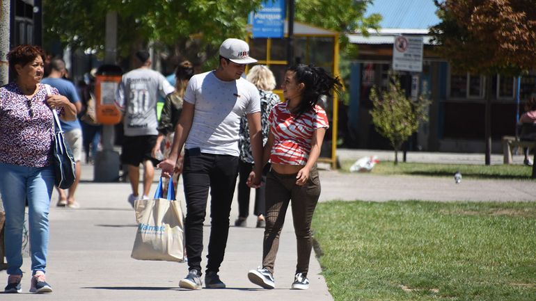 El Día de San Valentín o simplemente San Valentín es una festividad de origen católico, que se celebra cada año el 14 de febrero. El Día de San Valentín o simplemente San Valentín es una festividad de origen católico, que se celebra cada año el 14 de febrero.