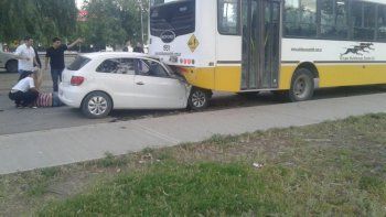se incrusto debajo de un indalo que estaba estacionado se incrusto debajo de un indalo que estaba estacionado
