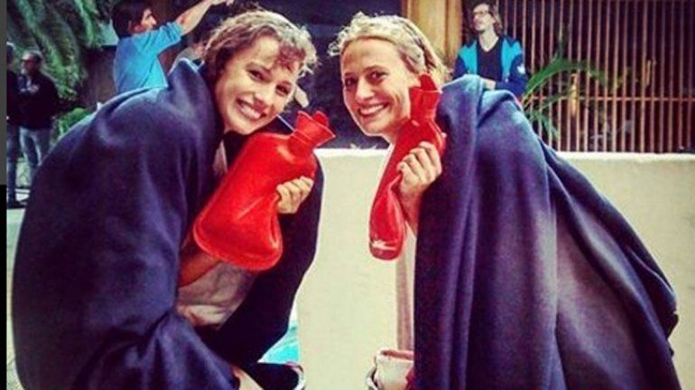 Pampita y Mónica Antonópulos totalmente mojadas luego de una escena.