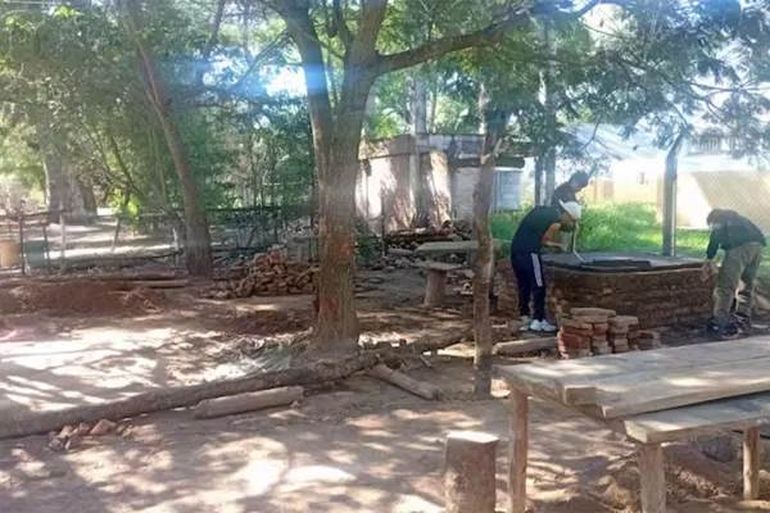 La Escuela Media Gobernador Piedrabuena se destaca por su inclusión social y su alto índice de egreso, el 98% de los estudiantes inicia y finaliza su trayectoria en la institución.