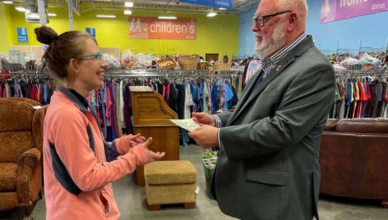 Encontró 42 mil dólares en ropa donada y los devolvió 