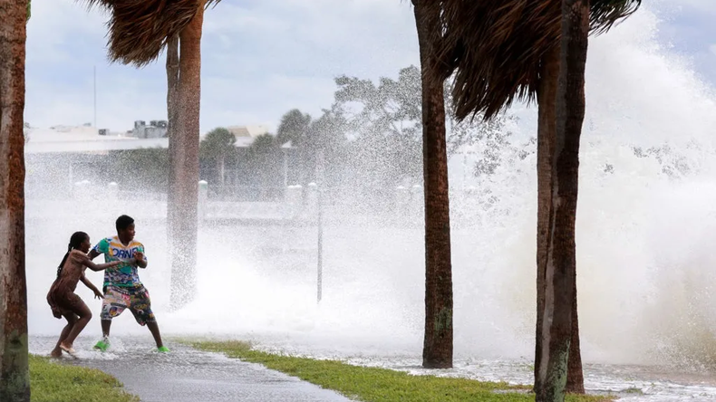 Vientos huracanados y marejadas en Florida.