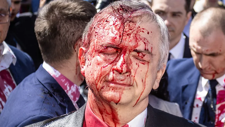 Atacan con bombas de pintura roja al embajador ruso en Polonia