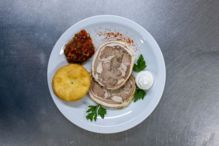 Impecable arrollado de chivo con salsa de soja y lactonesa picante. Plato de la Hostería de Varvarco. Impecable arrollado de chivo con salsa de soja y lactonesa picante. Plato de la Hostería de Varvarco.