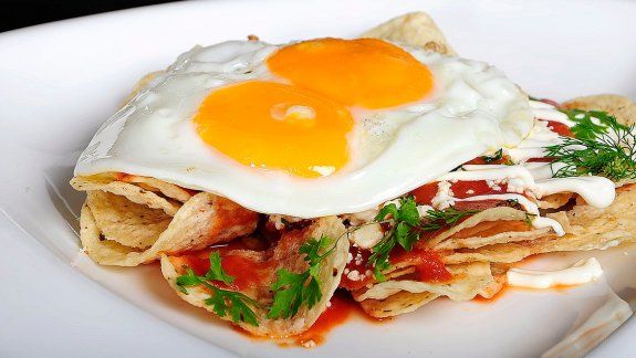 La yema concentra la mayor cantidad de proteína, pero dos claras contienen casi el mismo contenido proteico de un huevo entero, aseguran los expertos.