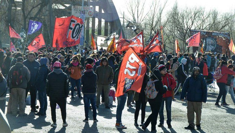 Organizaciones sociales cortan los puentes carreteros