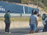 Una mujer volcó con su auto en el ingreso a Neuquén y fue asistida por un empleado de Coto